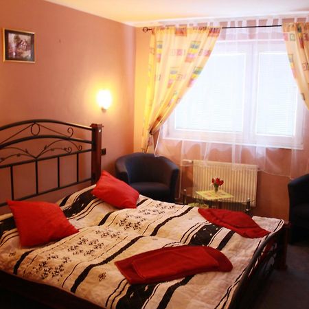 Garni Hotel Anne-Mary Piest'any Buitenkant foto