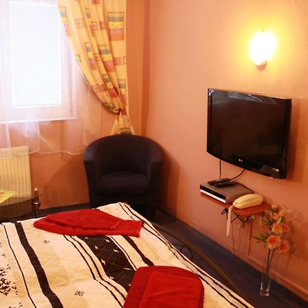 Garni Hotel Anne-Mary Piest'any Buitenkant foto