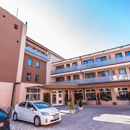 Garni Hotel Anne-Mary Piest'any Buitenkant foto