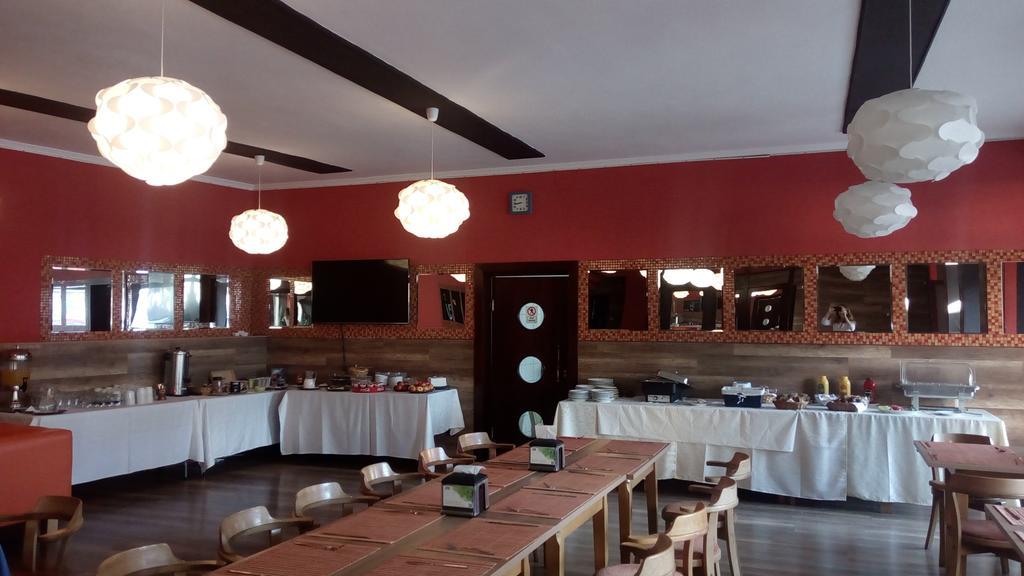 Garni Hotel Anne-Mary Piest'any Buitenkant foto