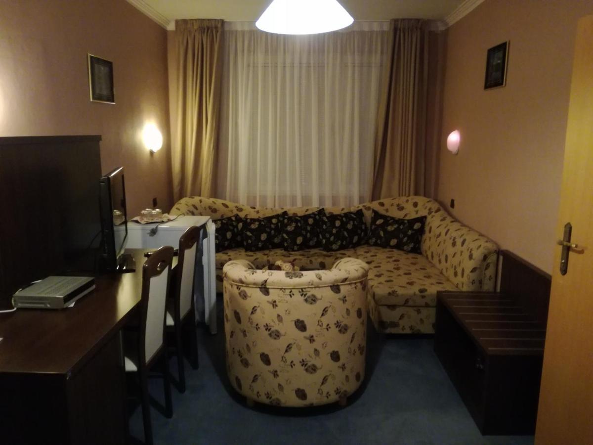 Garni Hotel Anne-Mary Piest'any Buitenkant foto