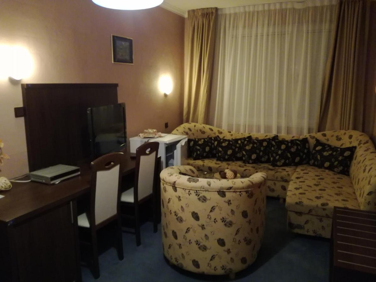 Garni Hotel Anne-Mary Piest'any Buitenkant foto